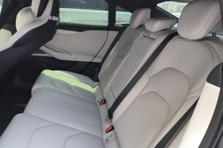 Used Xiaomi Auto SU7 2024 Four-Wheel Drive Ultra-Long Range Advanced Intelligent Driving Max Edition Left Rear Seat