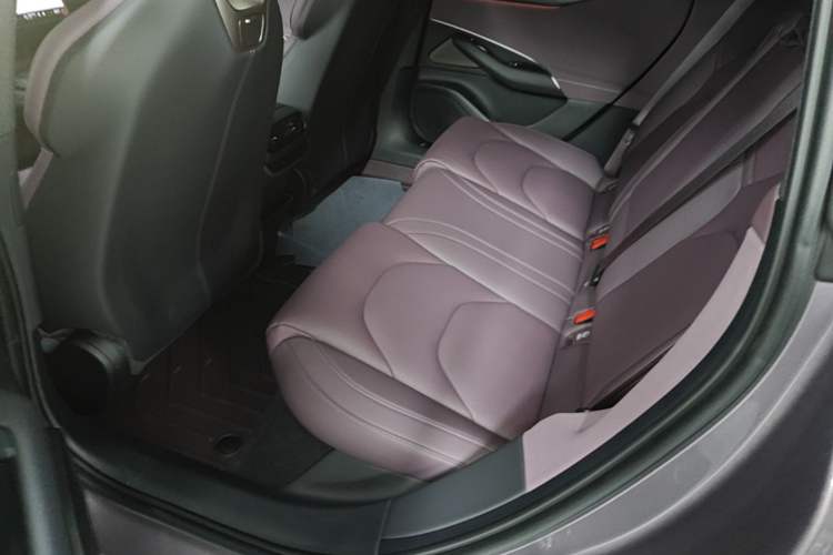 Used Xiaomi Auto SU7 2024 Rear-Drive Ultra-Long Range Advanced Pro-Level Intelligent Driving Version Left Rear Seat