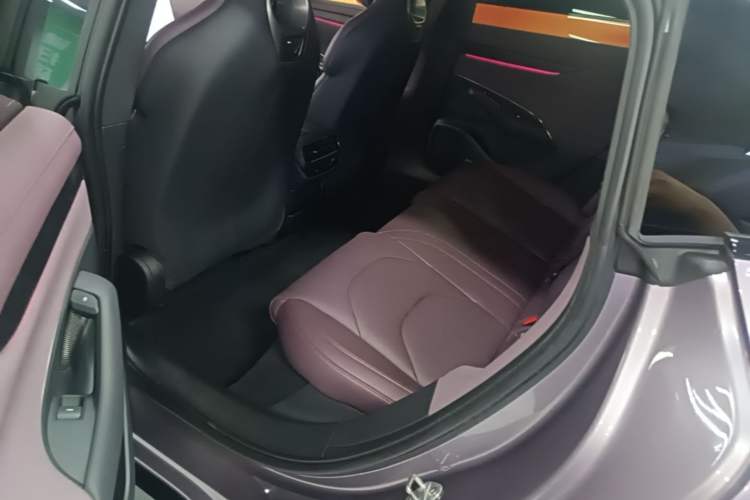 Used Xiaomi Auto SU7 2024 Four-Wheel Drive Ultra-Long Range Advanced Intelligent Driving Max Edition Left Rear Seat