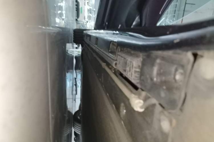 Used Xiaomi Auto SU7 2024 Four-Wheel Drive Ultra-Long Range Advanced Intelligent Driving Max Edition Left Side Sill