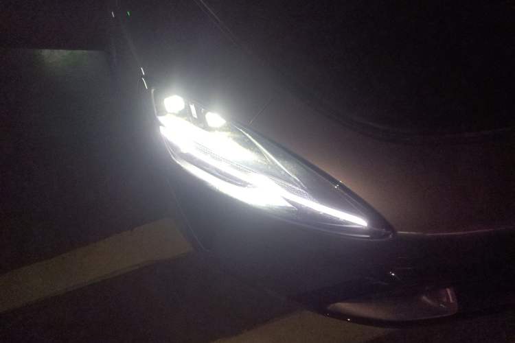 Used Xiaomi Auto SU7 2024 Rear-Drive Long-Range Intelligent Driving Version Right Front Headlight