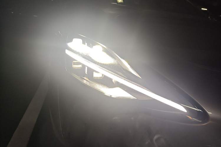 Used Xiaomi Auto SU7 2024 Rear-Drive Long-Range Intelligent Driving Version Right Front Headlight