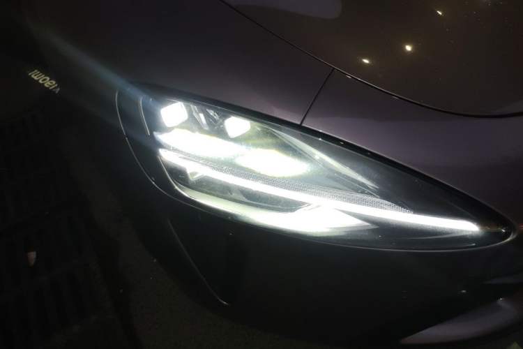 Used Xiaomi Auto SU7 2024 Rear-Drive Ultra-Long Range Advanced Pro-Level Intelligent Driving Version Right Front Headlight
