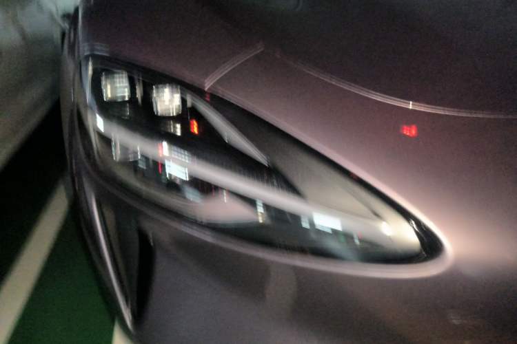 Used Xiaomi Auto SU7 2024 Four-Wheel Drive Ultra-Long Range Advanced Intelligent Driving Max Edition Right Front Headlight