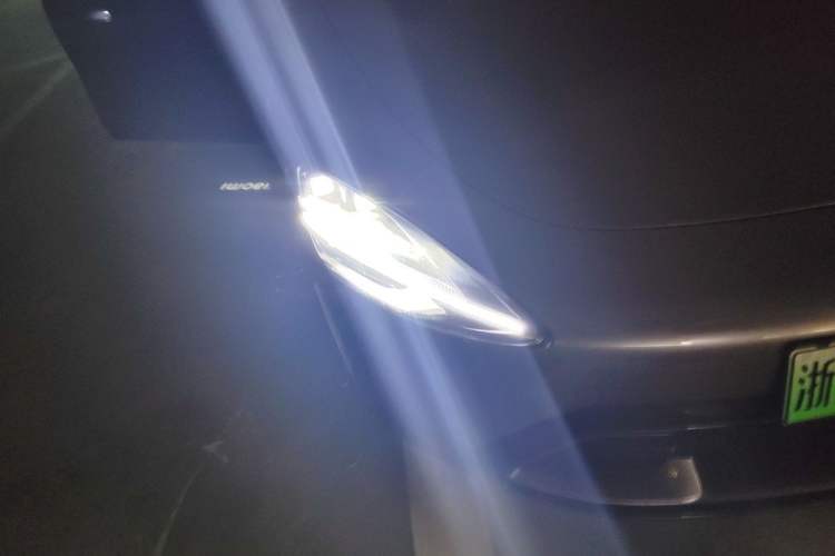 Used Xiaomi Auto SU7 2024 Four-Wheel Drive Ultra-Long Range Advanced Intelligent Driving Max Edition Right Front Headlight