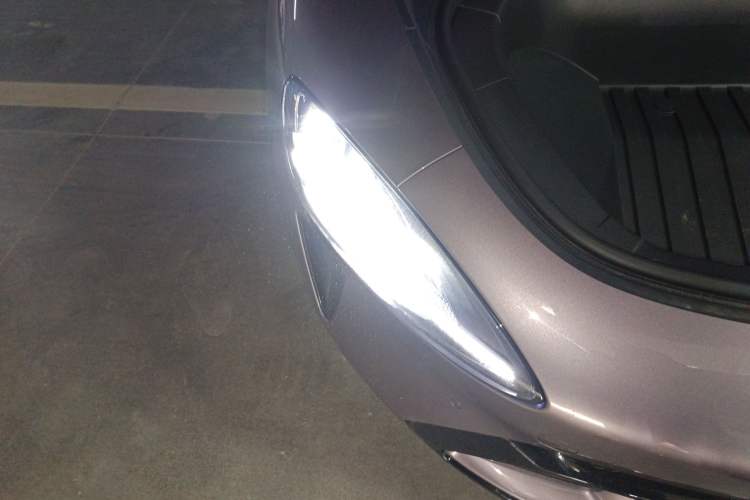 Used Xiaomi Auto SU7 2024 Four-Wheel Drive Ultra-Long Range Advanced Intelligent Driving Max Edition Right Front Headlight