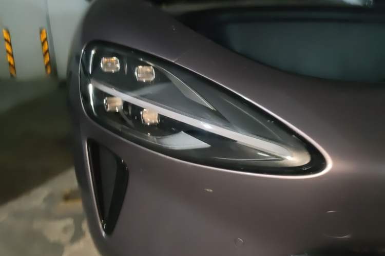 Used Xiaomi Auto SU7 2024 Four-Wheel Drive Ultra-Long Range Advanced Intelligent Driving Max Edition Right Front Headlight