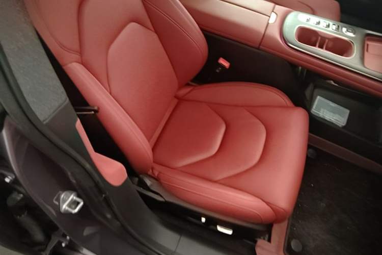 Used Xiaomi Auto SU7 2024 Rear-Drive Ultra-Long Range Advanced Pro-Level Intelligent Driving Version Right Front Seat
