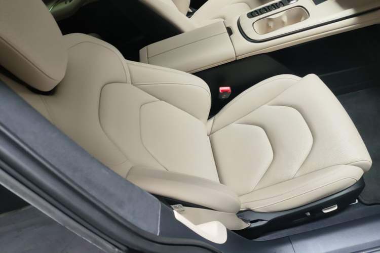 Used Xiaomi Auto SU7 2024 Four-Wheel Drive Ultra-Long Range Advanced Intelligent Driving Max Edition Right Front Seat