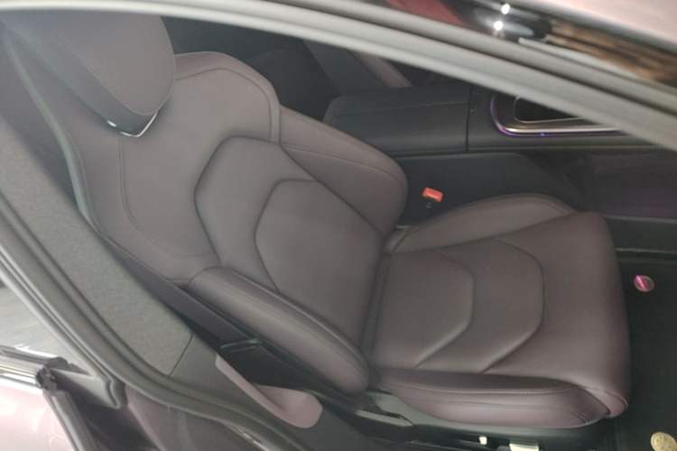 Used Xiaomi Auto SU7 2024 Rear-Drive Long-Range Intelligent Driving Version Right Front Seat