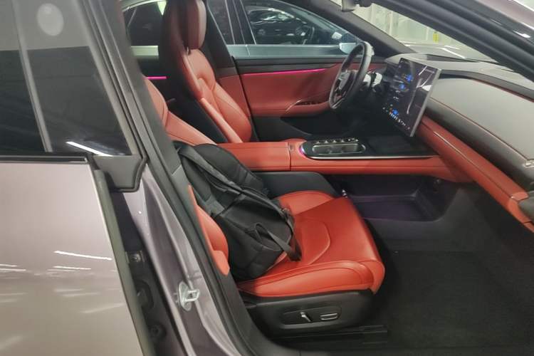 Used Xiaomi Auto SU7 2024 Four-Wheel Drive Ultra-Long Range Advanced Intelligent Driving Max Edition Right Front Seat