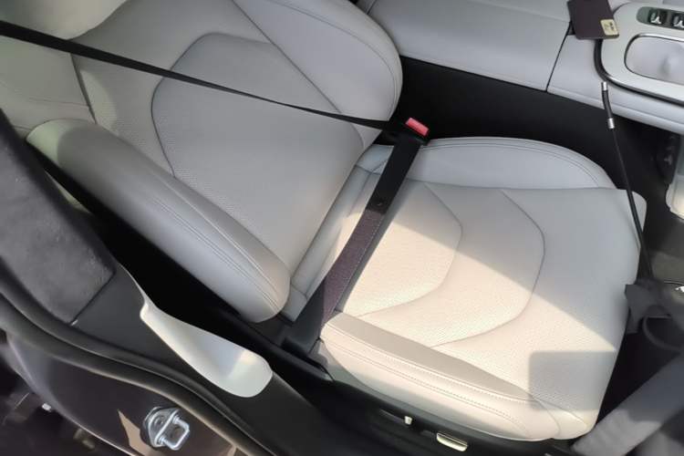 Used Xiaomi Auto SU7 2024 Four-Wheel Drive Ultra-Long Range Advanced Intelligent Driving Max Edition Right Front Seat