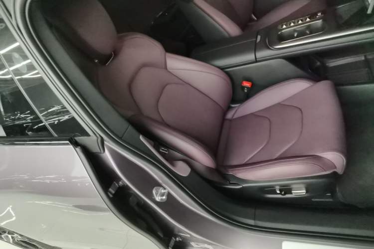 Used Xiaomi Auto SU7 2024 Four-Wheel Drive Ultra-Long Range Advanced Intelligent Driving Max Edition Right Front Seat