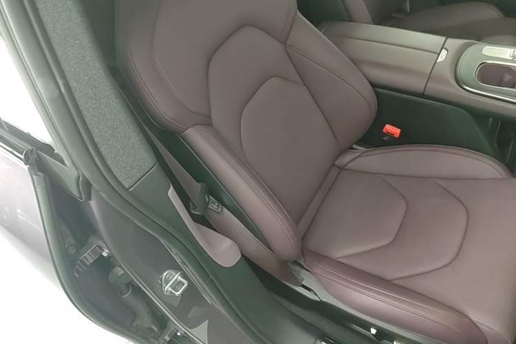 Used Xiaomi Auto SU7 2024 Rear-Drive Long-Range Intelligent Driving Version Right Front Seat