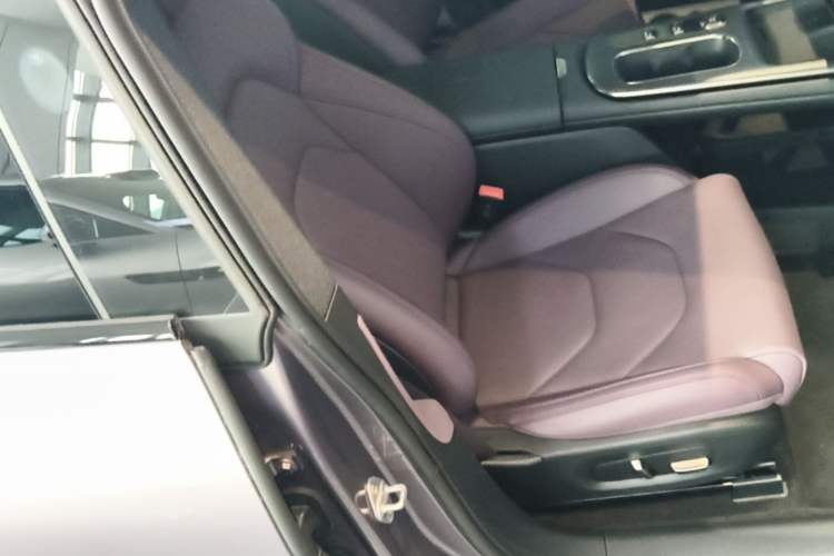 Used Xiaomi Auto SU7 2024 Rear-Drive Long-Range Intelligent Driving Version Right Front Seat