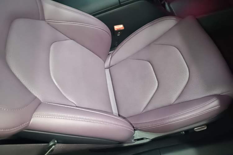 Used Xiaomi Auto SU7 2024 Four-Wheel Drive Ultra-Long Range Advanced Intelligent Driving Max Edition Right Front Seat