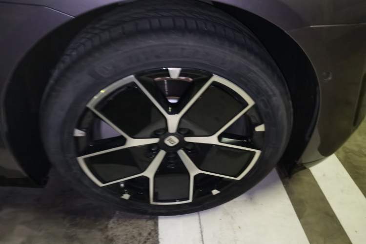 Used Xiaomi Auto SU7 2024 Rear-Drive Standard Founder Edition Right Front Wheel Hub