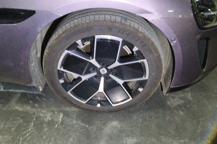 Used Xiaomi Auto SU7 2024 Rear-Drive Long-Range Intelligent Driving Version Right Front Wheel Hub