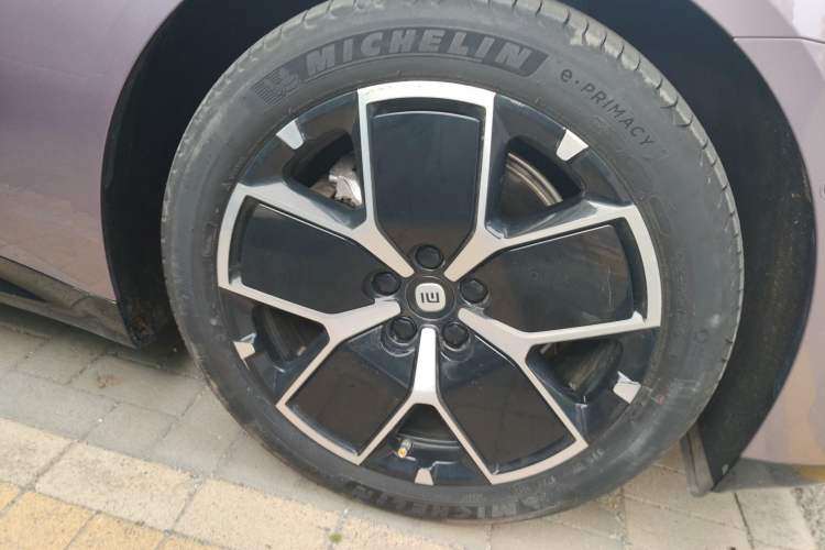 Used Xiaomi Auto SU7 2024 Rear-Drive Ultra-Long Range Advanced Pro-Level Intelligent Driving Version Right Front Wheel Hub