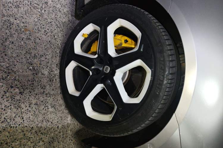 Used Xiaomi Auto SU7 2024 Four-Wheel-Drive Max Founder's Edition Right Front Wheel Hub