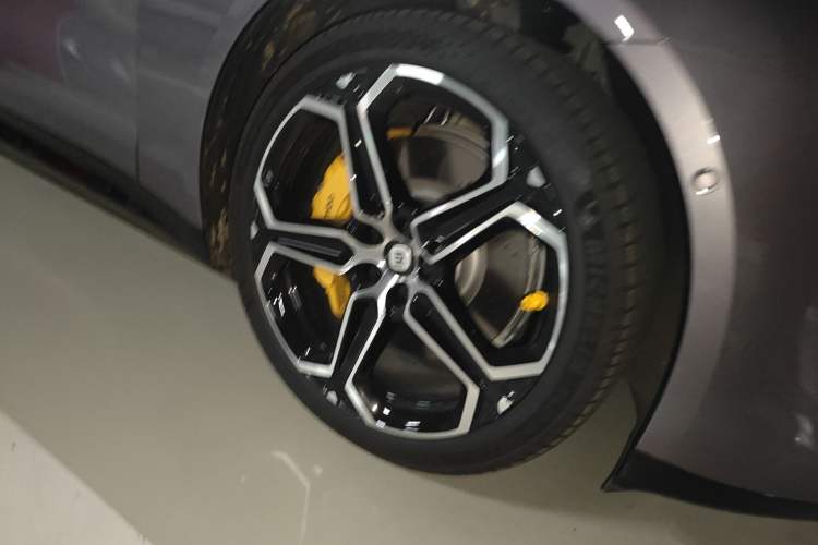 Used Xiaomi Auto SU7 2024 Rear-Drive Ultra-Long Range Advanced Pro-Level Intelligent Driving Version Right Front Wheel Hub