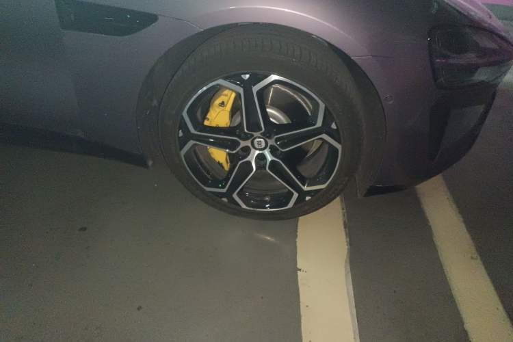 Used Xiaomi Auto SU7 2024 Rear-Drive Long-Range Intelligent Driving Version Right Front Wheel Hub