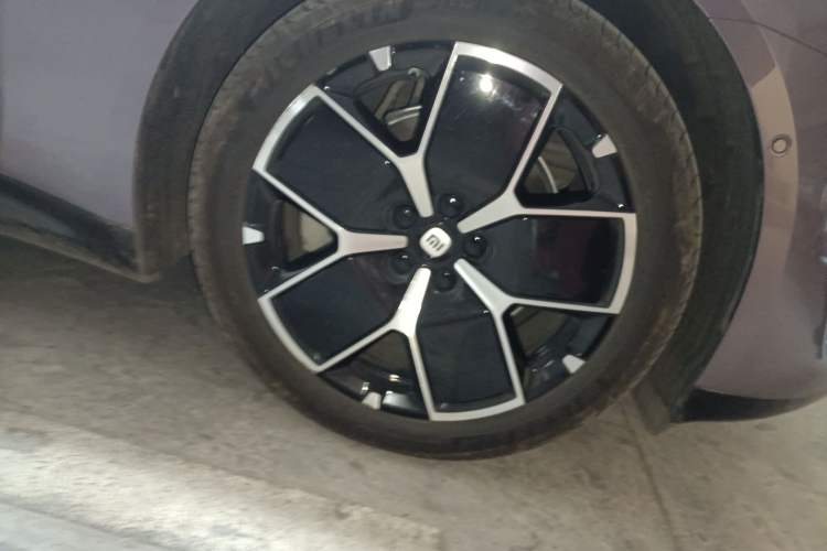 Used Xiaomi Auto SU7 2024 Rear-Drive Ultra-Long Range Advanced Pro-Level Intelligent Driving Version Right Front Wheel Hub
