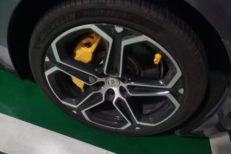 Used Xiaomi Auto SU7 2024 Rear-Drive Long-Range Intelligent Driving Version Right Front Wheel Hub