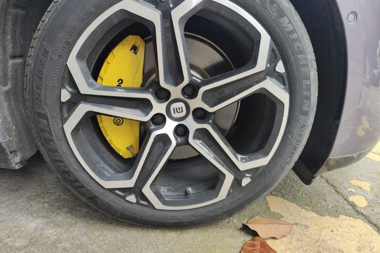 Used Xiaomi Auto SU7 2024 Rear-Drive Ultra-Long Range Advanced Pro-Level Intelligent Driving Version Right Front Wheel Hub