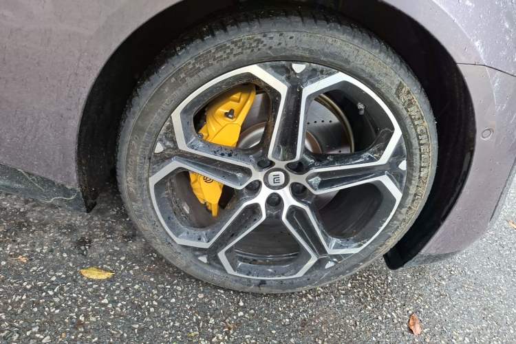 Used Xiaomi Auto SU7 2024 Four-Wheel Drive Ultra-Long Range Advanced Intelligent Driving Max Edition Right Front Wheel Hub