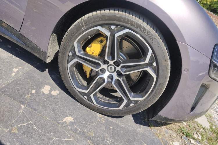 Used Xiaomi Auto SU7 2024 Four-Wheel Drive Ultra-Long Range Advanced Intelligent Driving Max Edition Right Front Wheel Hub