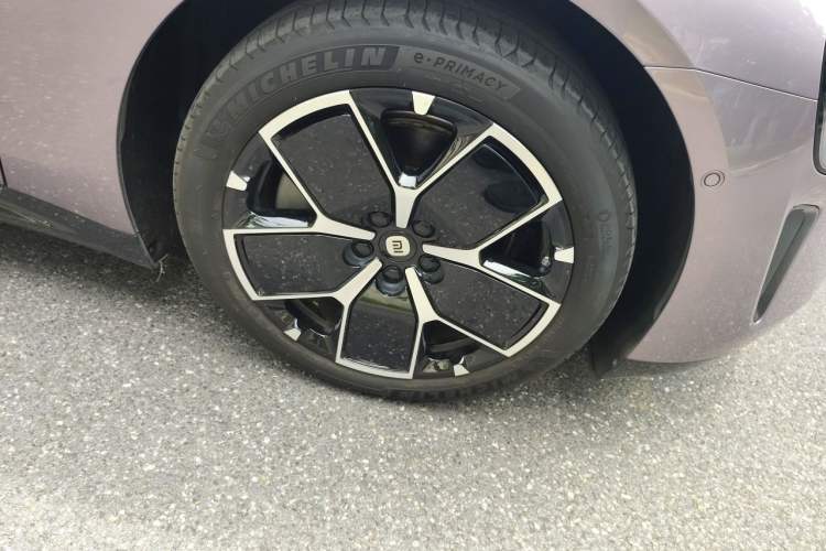 Used Xiaomi Auto SU7 2024 Rear-Drive Long-Range Intelligent Driving Version Right Front Wheel Hub
