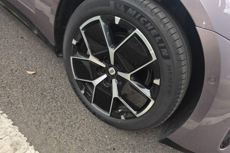 Used Xiaomi Auto SU7 2024 Rear-Drive Long-Range Intelligent Driving Version Right Front Wheel Hub