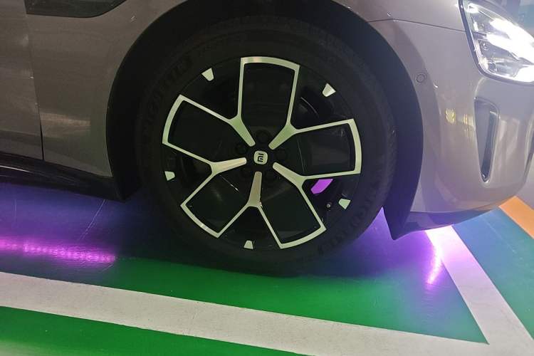 Used Xiaomi Auto SU7 2024 Rear-Drive Long-Range Intelligent Driving Version Right Front Wheel Hub
