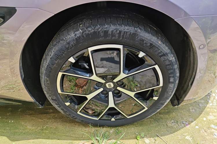 Used Xiaomi Auto SU7 2024 Rear-Drive Standard Founder Edition Right Front Wheel Hub