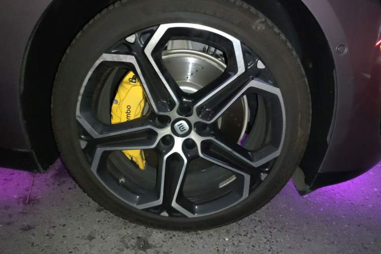 Used Xiaomi Auto SU7 2024 Rear-Drive Ultra-Long Range Advanced Pro-Level Intelligent Driving Version Right Front Wheel Hub