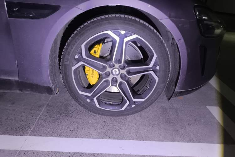 Used Xiaomi Auto SU7 2024 Four-Wheel Drive Ultra-Long Range Advanced Intelligent Driving Max Edition Right Front Wheel Hub