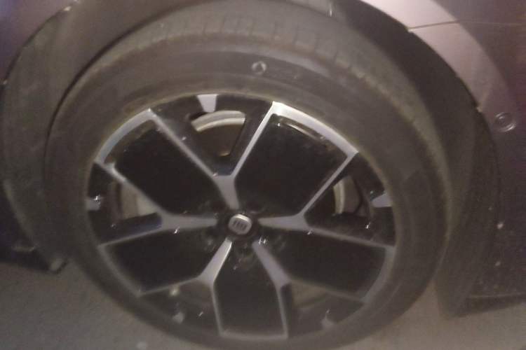 Used Xiaomi Auto SU7 2024 Rear-Drive Long-Range Intelligent Driving Version Right Front Wheel Hub