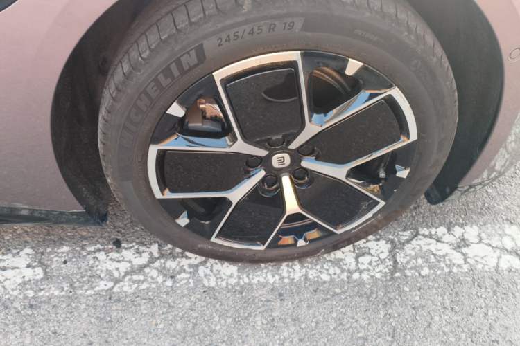 Used Xiaomi Auto SU7 2024 Rear-Drive Long-Range Intelligent Driving Version Right Front Wheel Hub