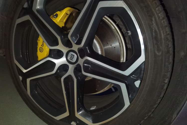 Used Xiaomi Auto SU7 2024 Rear-Drive Ultra-Long Range Advanced Pro-Level Intelligent Driving Version Right Front Wheel Hub