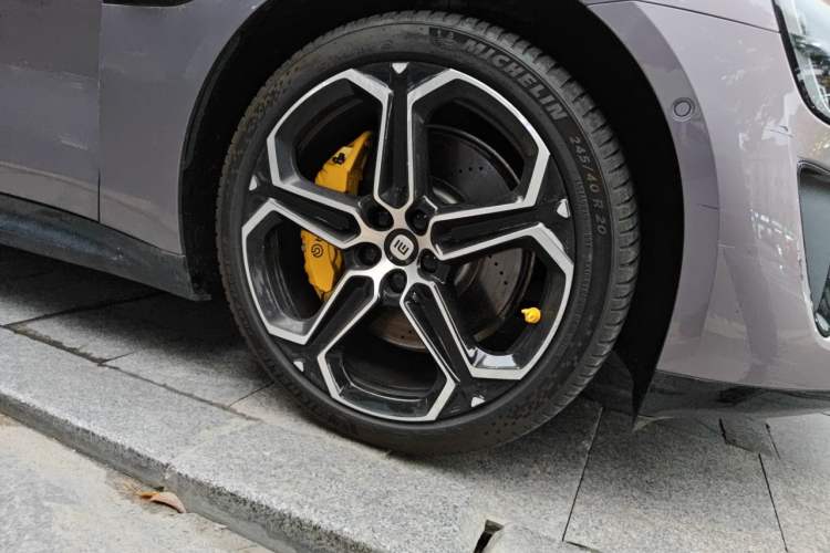 Used Xiaomi Auto SU7 2024 Rear-Drive Ultra-Long Range Advanced Pro-Level Intelligent Driving Version Right Front Wheel Hub
