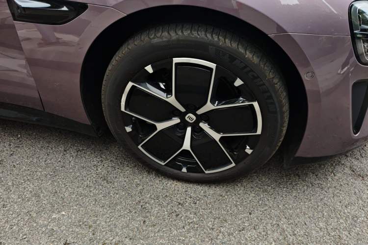 Used Xiaomi Auto SU7 2024 Rear-Drive Ultra-Long Range Advanced Pro-Level Intelligent Driving Version Right Front Wheel Hub