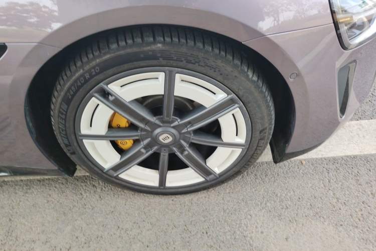 Used Xiaomi Auto SU7 2024 Four-Wheel Drive Ultra-Long Range Advanced Intelligent Driving Max Edition Right Front Wheel Hub
