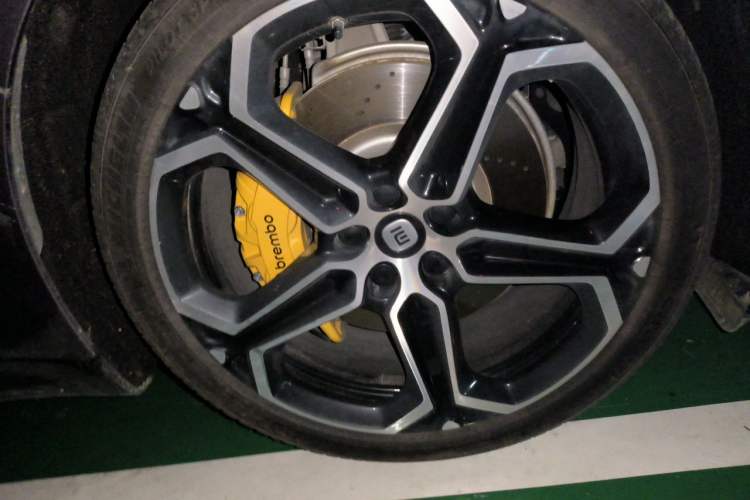 Used Xiaomi Auto SU7 2024 Four-Wheel Drive Ultra-Long Range Advanced Intelligent Driving Max Edition Right Front Wheel Hub