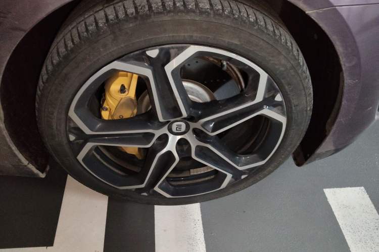 Used Xiaomi Auto SU7 2024 Rear-Drive Ultra-Long Range Advanced Pro-Level Intelligent Driving Version Right Front Wheel Hub
