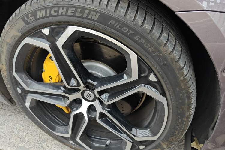Used Xiaomi Auto SU7 2024 Four-Wheel Drive Ultra-Long Range Advanced Intelligent Driving Max Edition Right Front Wheel Hub