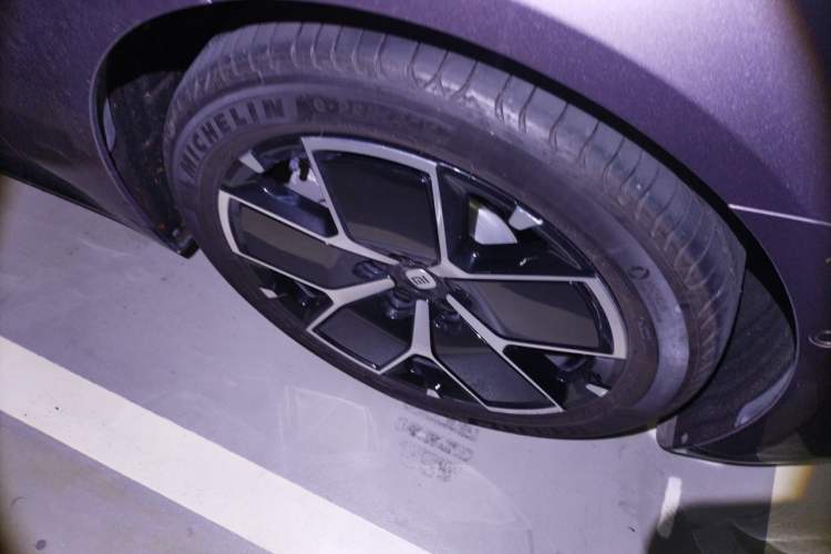Used Xiaomi Auto SU7 2024 Rear-Drive Ultra-Long Range Advanced Pro-Level Intelligent Driving Version Right Front Wheel Hub