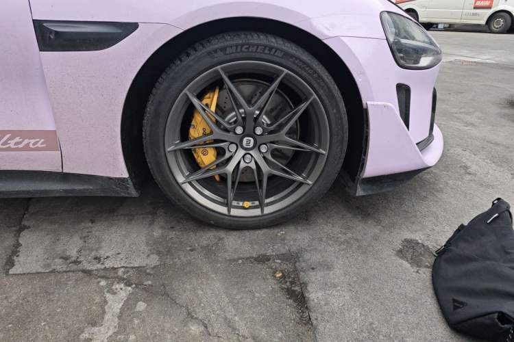 Used Xiaomi Auto SU7 2024 Four-Wheel Drive Ultra-Long Range Advanced Intelligent Driving Max Edition Right Front Wheel Hub