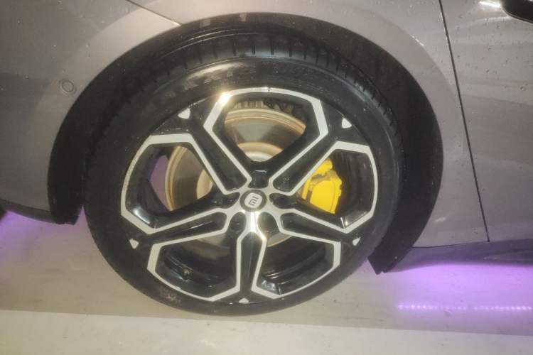Used Xiaomi Auto SU7 2024 Rear-Drive Ultra-Long Range Advanced Pro-Level Intelligent Driving Version Right Front Wheel Hub