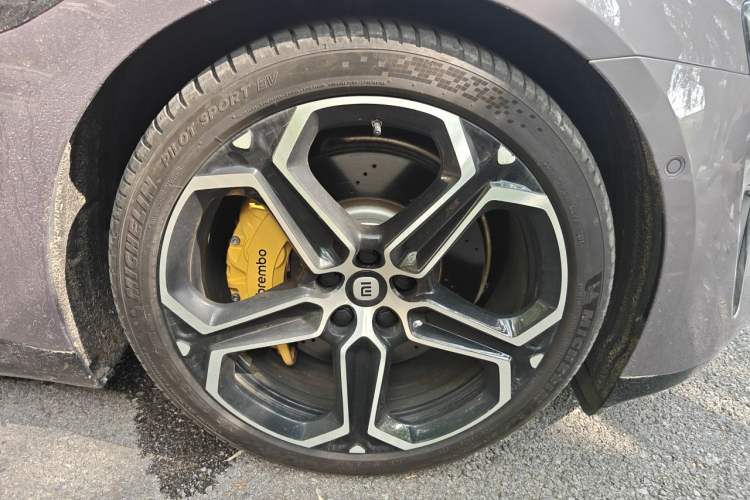 Used Xiaomi Auto SU7 2024 Four-Wheel Drive Ultra-Long Range Advanced Intelligent Driving Max Edition Right Front Wheel Hub